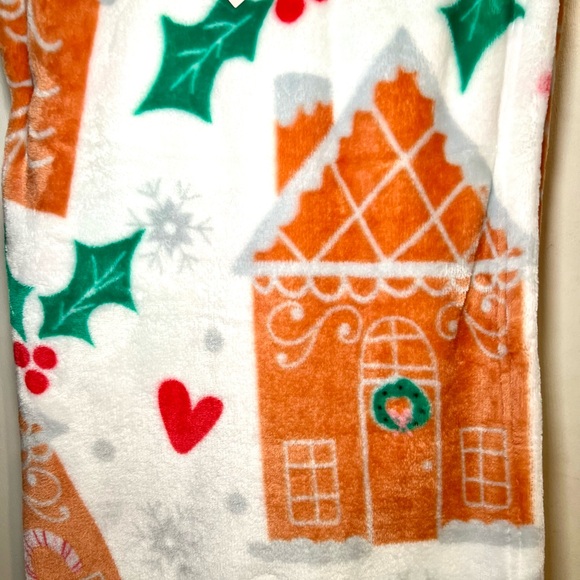 Christmas Gingerbread Candy Houses Ultra Soft Plush Throw Blanket Betsey Johnson - Picture 3 of 9